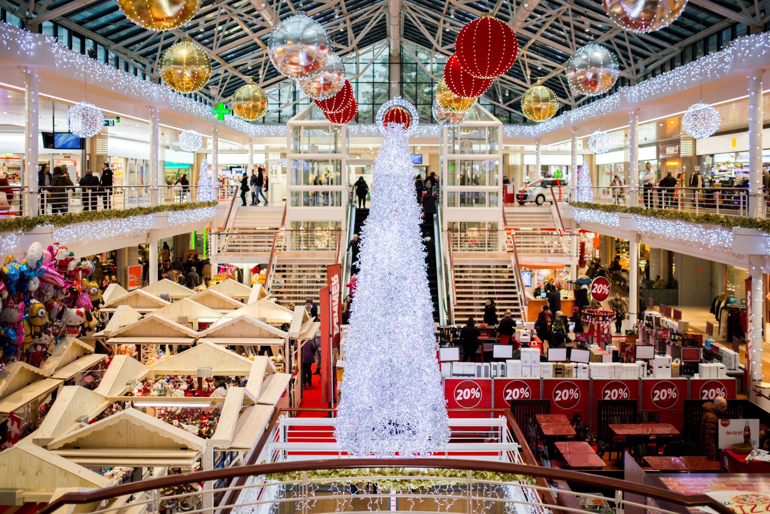 Shop/Shopping Centre decorated for Christmas, Christmas tree in the middle of the room